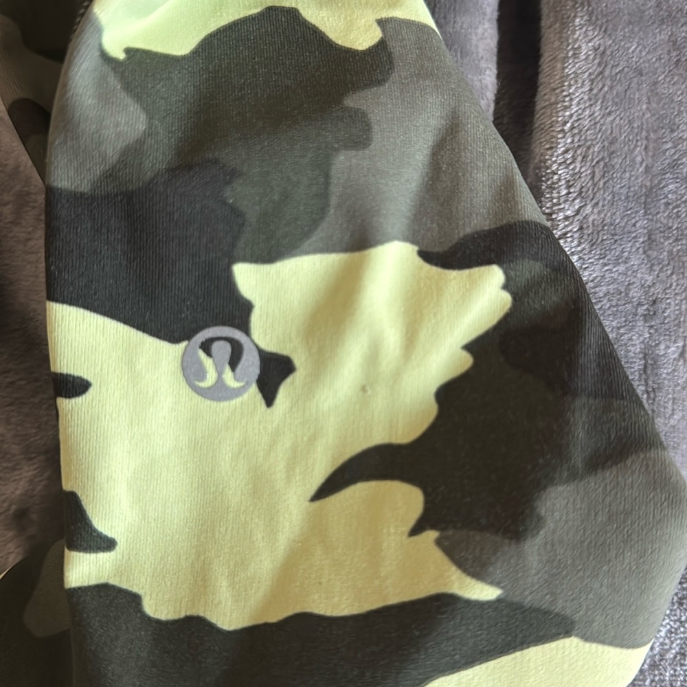 Lululemon Women’s  8 camo workout leggings with pockets 1 zipper pocket GUC